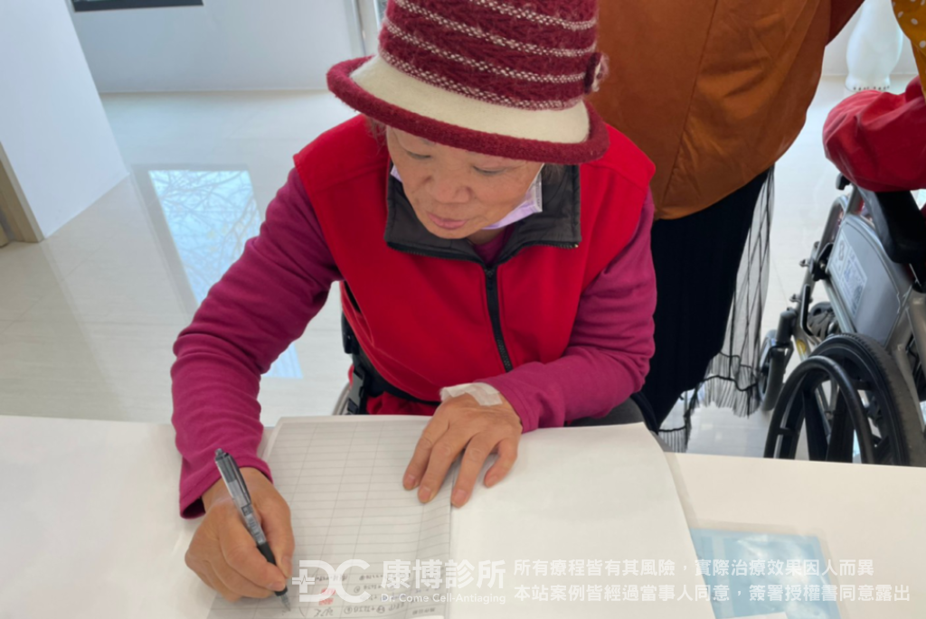 中風後復健中，中風後手指復健被公認是最難改善的，但做完美國正宗EECP後，家人驚訝的發現，媽媽的手又能做出較精細的動作，像現在回診的確認單，都是媽媽自己拿筆簽字的喔！