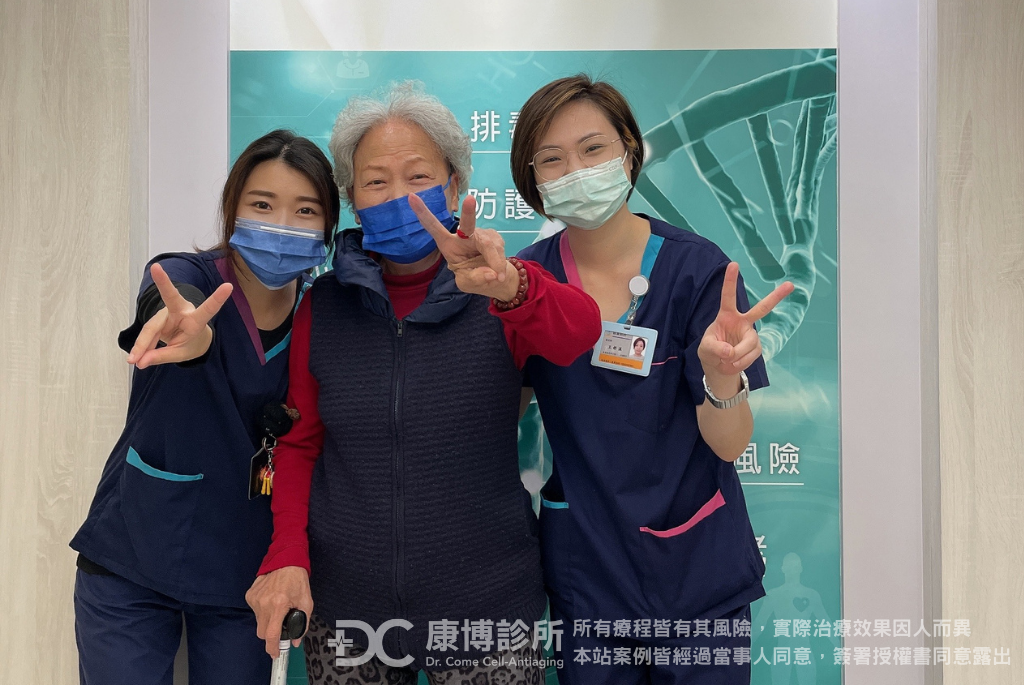 施阿姨與康博診所照顧專員們大合照